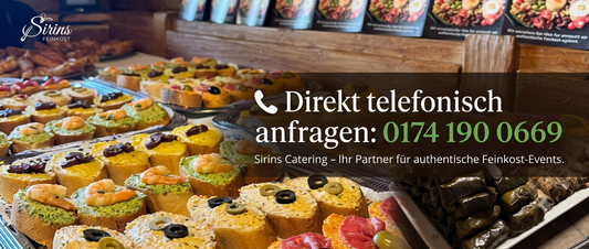 Business-Catering-Buffet mit frischen Bowls und Fingerfood in einem modernen Konferenzraum