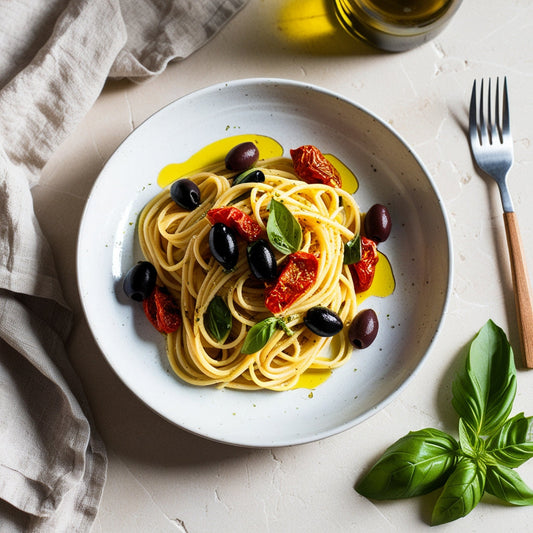 Mediterrane Pasta mit getrockneten Tomaten und Oliven
