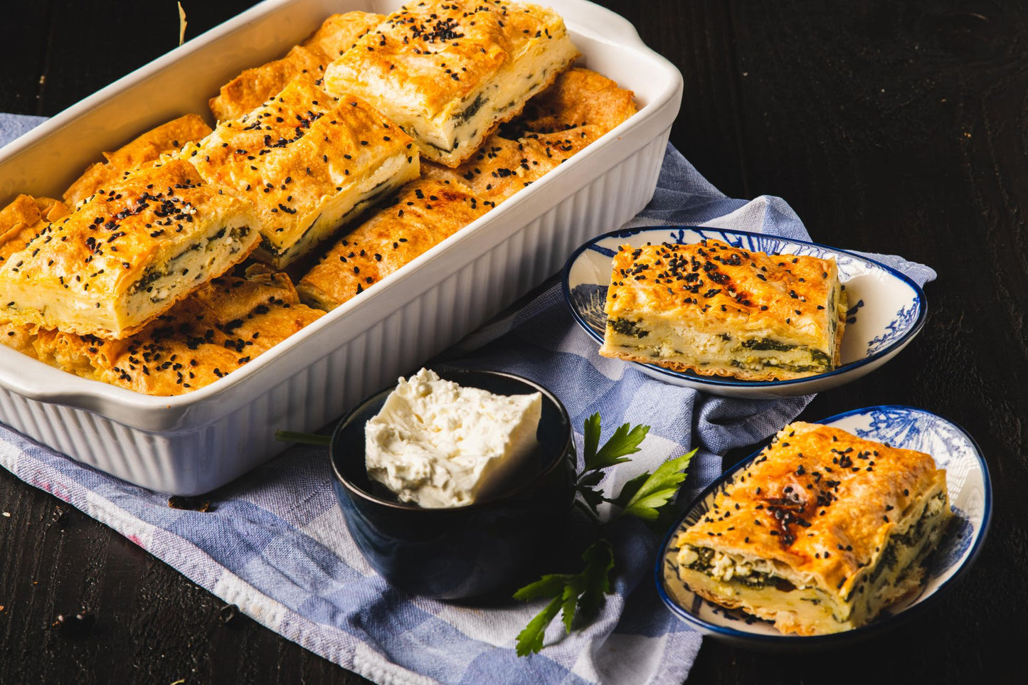 Blechbörek mit Blätterteig Spinat-Fetafüllung